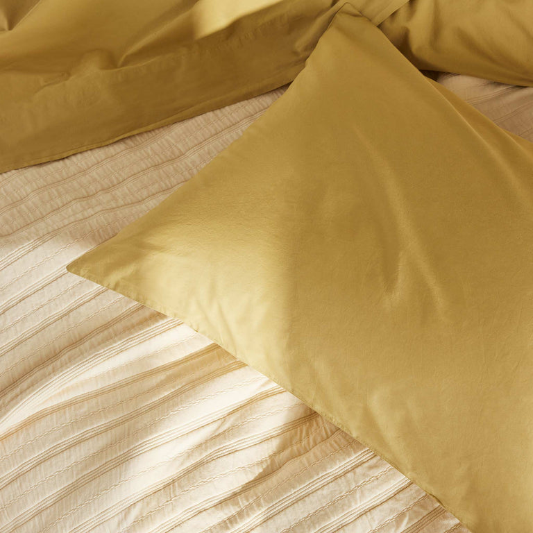 https://www.brooklinen.com/cdn/shop/files/BKL_23-06_OrganicCollection_Bed_Lifestyle_Shot1E_383x_PDP_WO_478b36f2-cbbc-4360-8139-826ea8242fb0_768x.progressive.jpg?v=1691440323