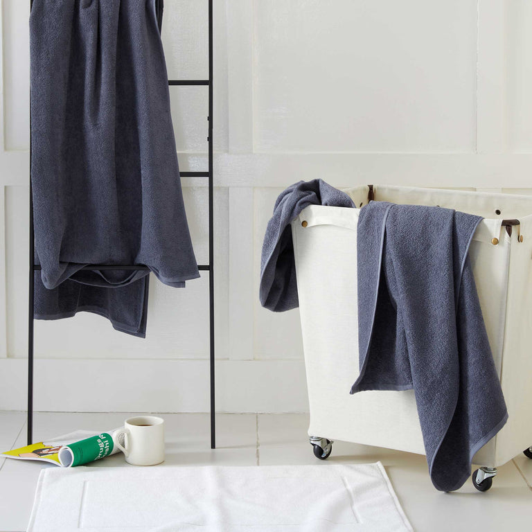 https://www.brooklinen.com/cdn/shop/files/graphite-3_48402f36-40b0-4a00-a22d-f849aa977b71_768x.progressive.jpg?v=1692131406